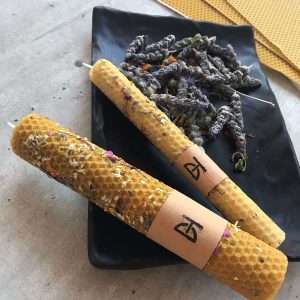 Χειροποίητη πασχαλινή λαμπάδα από φυσικό κερί μέλισσας με διακόσμηση, ιδανική για νονά ή πασχαλινό δώρο