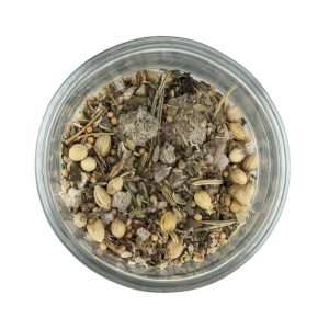 σακουλάκι 40g με αλάτι βοτάνων – υποκατάστατο αλατιού για μύλο, δίπλα σε φρέσκα βότανα και γυάλινο μύλο