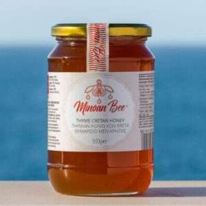 Βάζο με αγνό Θυμαρίσιο Μέλι Κρήτης 950– Χρυσό χρώμα, πλούσια γεύση και φυσικό άρωμα θυμαριού.